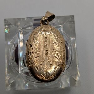 ✨ Vintage Gold Oval Locket – Beautiful Floral Engraving ✨